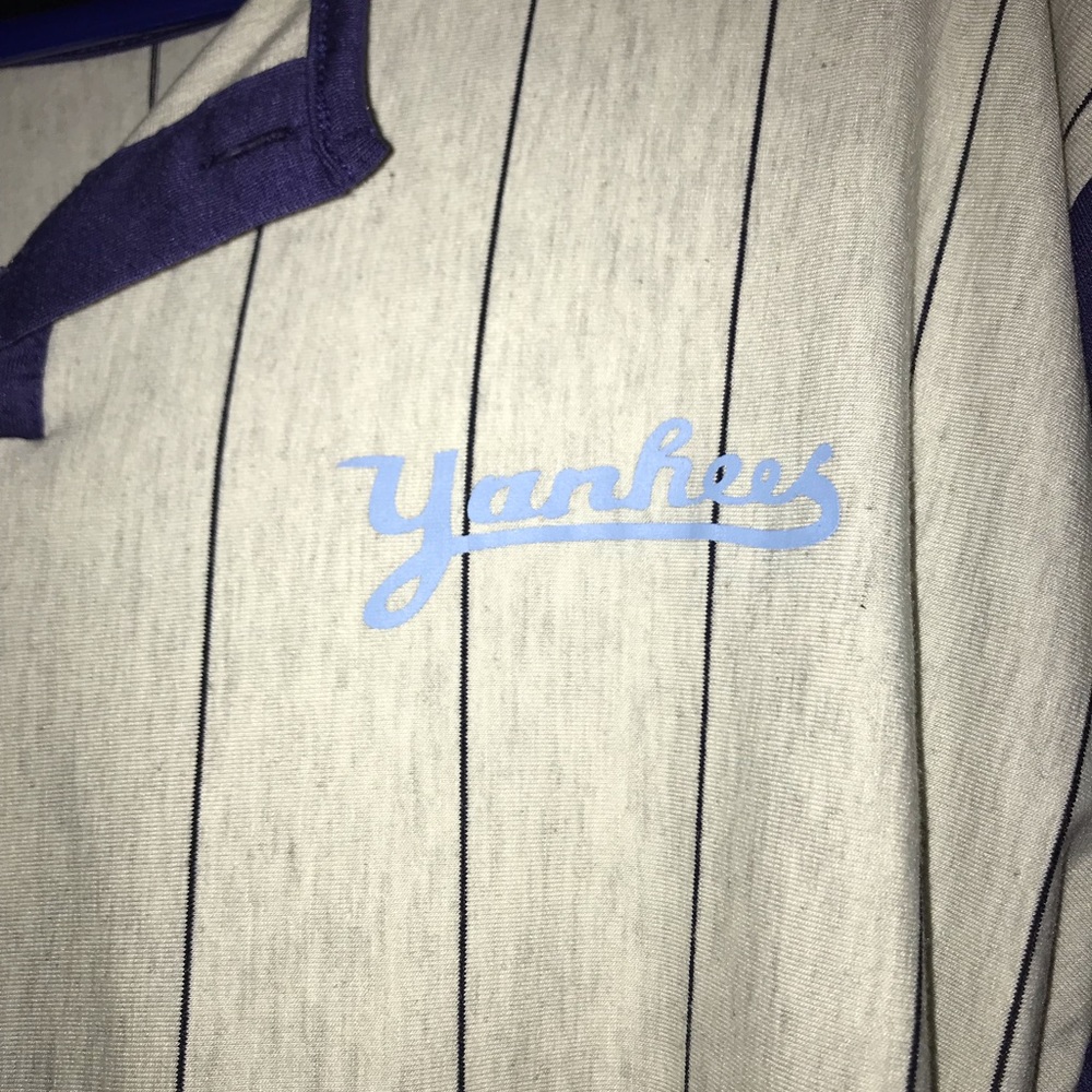 V neck - Picture 2 of 4